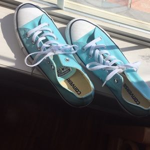 🌸 New With Tags Converse Shoes 👟